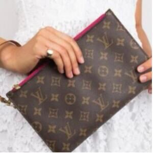 💎✨BEAUTIFUL✨💎Authentic Louis Vuitton Monogram Canvas Leather Brown Wristlet